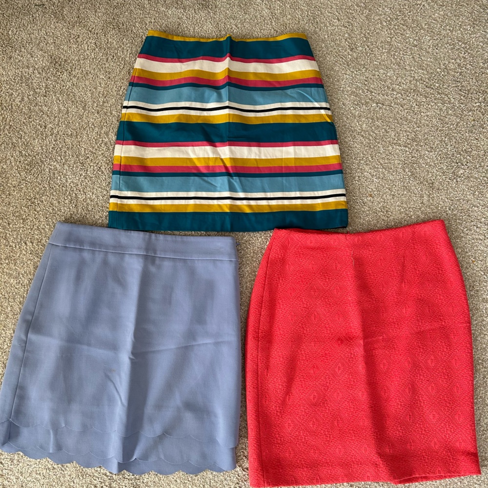 Loft/Banana Republic skirt. Stripped size 6, others size 4. Excellent condition!